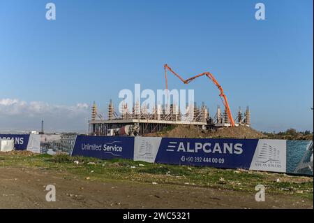 Maschine zum Gießen von Beton auf der Baustelle eines neuen Komplexes in der Nähe des Meeres Stockfoto