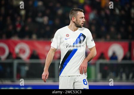 Stefan de Vrij (FC Inter) während des italienischen Meisterschaftsspiels der Serie A zwischen AC Monza und FC Internazionale am 13. Januar 2024 im U-Power Stadium in Monza, Italien - Credit: Luca Rossini/E-Mage/Alamy Live News Stockfoto