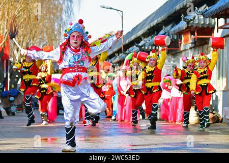 YANTAI, CHINA - 14. JANUAR 2024 - Volkskünstler führen lokale Volkskünstler auf, um das bevorstehende Frühlingsfest auf dem Oriental Culture Market in zu feiern Stockfoto