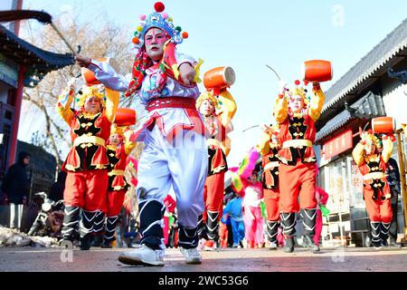 YANTAI, CHINA - 14. JANUAR 2024 - Volkskünstler führen lokale Volkskünstler auf, um das bevorstehende Frühlingsfest auf dem Oriental Culture Market in zu feiern Stockfoto