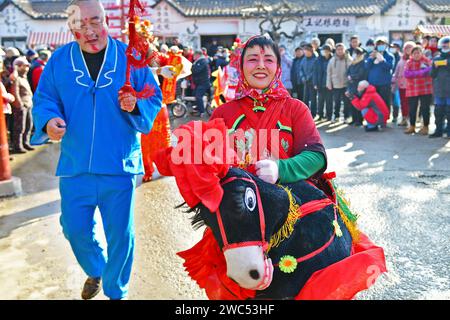 YANTAI, CHINA - 14. JANUAR 2024 - Volkskünstler führen lokale Volkskünstler auf, um das bevorstehende Frühlingsfest auf dem Oriental Culture Market in zu feiern Stockfoto