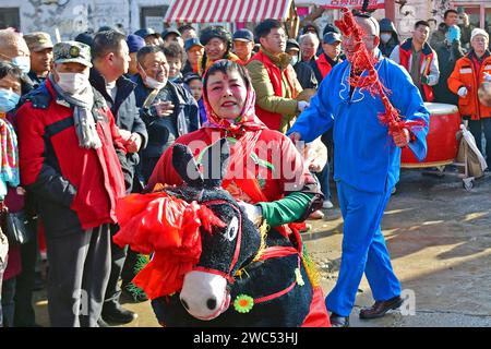 YANTAI, CHINA - 14. JANUAR 2024 - Volkskünstler führen lokale Volkskünstler auf, um das bevorstehende Frühlingsfest auf dem Oriental Culture Market in zu feiern Stockfoto