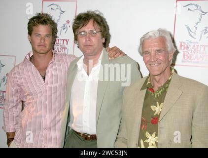 New York, USA. Januar 2024. Der Schauspieler Alec Musser, 50 Jahre alt, starb am 13. Januar 2024 an einem unbekannten Grund in seinem Haus in Del Mar, Kalifornien. Alec Musser, Michael E. Knight & David Canary 5.000 Performance of Beauty & the Beast im Lunt-Fontanne Theatre in New York, 20. Juni 2006 © Steven Bergman/AFF-USA.comS Credit: AFF/Alamy Live News Stockfoto