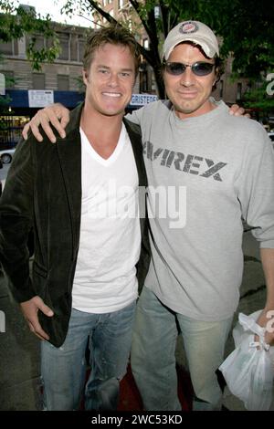 New York, USA. Januar 2024. Der Schauspieler Alec Musser, 50 Jahre alt, starb am 13. Januar 2024 an einem unbekannten Grund in seinem Haus in Del Mar, Kalifornien. Alec Musser & Thorsten Kaye POZ Event - AIDS Walk New York Spendenaktion am 18. Mai 2006 © Steven Bergman/AFF-USA.com Credit: AFF/Alamy Live News Stockfoto