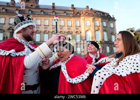 Kopenhagen, Dänemark. 14. Januar 2024. Kopenhagen, Dänemark. Januar 2024. In königlicher Kleidung René Jensen, Charlotte Moeller, Karina Achton und Maria Falk auf dem Christiansborg Castle Square vor der Proklamation auf dem Christiansborg Castle Square in Kopenhagen am Sonntag, den 14. Januar 2024. Am 31. Dezember 2023 kündigte die Königin an, dass sie am 14. Januar abdanken werde und dass der Kronprinz ab diesem Tag Regentin von Dänemark sei. Quelle: Ritzau/Alamy Live News Stockfoto