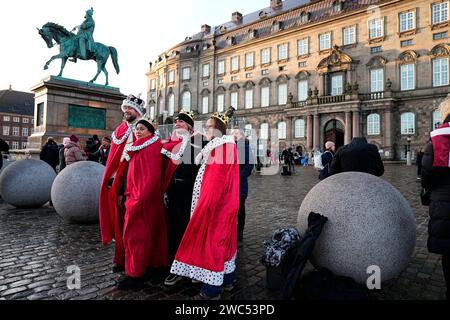 Kopenhagen, Dänemark. 14. Januar 2024. Kopenhagen, Dänemark. Januar 2024. In königlicher Kleidung René Jensen, Charlotte Moeller, Karina Achton und Maria Falk auf dem Christiansborg Castle Square vor der Proklamation auf dem Christiansborg Castle Square in Kopenhagen am Sonntag, den 14. Januar 2024. Am 31. Dezember 2023 kündigte die Königin an, dass sie am 14. Januar abdanken werde und dass der Kronprinz ab diesem Tag Regentin von Dänemark sei. Quelle: Ritzau/Alamy Live News Stockfoto