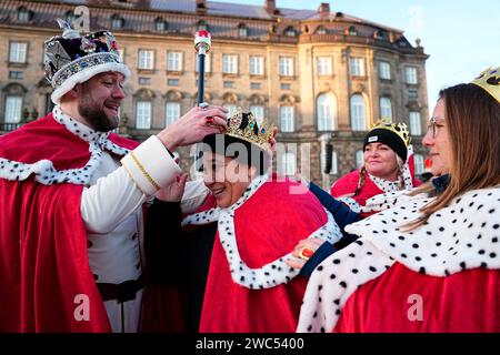 Kopenhagen, Dänemark. 14. Januar 2024. Kopenhagen, Dänemark. Januar 2024. In königlicher Kleidung René Jensen, Charlotte Moeller, Karina Achton und Maria Falk auf dem Christiansborg Castle Square vor der Proklamation auf dem Christiansborg Castle Square in Kopenhagen am Sonntag, den 14. Januar 2024. Am 31. Dezember 2023 kündigte die Königin an, dass sie am 14. Januar abdanken werde und dass der Kronprinz ab diesem Tag Regentin von Dänemark sei. Quelle: Ritzau/Alamy Live News Stockfoto
