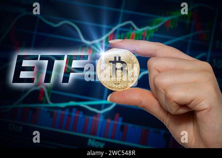 Bitcoin Exchange Traded Fund (ETF)-Konzept. Weibliche Hand mit leuchtendem Bitcoin neben leuchtendem ETF-Text vor dem Hintergrund des Börsendatendiagramms Stockfoto