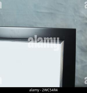 Leerer Bilderrahmen auf grauem Teppich im Zimmer, Stockfoto Stockfoto