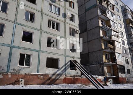 Zaporischzhia, Ukraine. Januar 2024. Blick auf ein Appartementgebäude, das durch russische Bombenangriffe in Zaporischschschi stark beschädigt wurde. Der ukrainische Präsident Wolodymyr Zelenskij sagte, er sei jetzt positiver als im letzten Monat, dass sein Land neue finanzielle Hilfe von den USA erhalten würde. In Washington gab es jedoch keinen Hinweis darauf, dass die Zustimmung des Kongresses zu einem vom Weißen Haus vorgeschlagenen Hilfspaket in Kürze erfolgen würde. Quelle: SOPA Images Limited/Alamy Live News Stockfoto