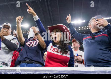 Houston, TX, USA. Januar 2024. Houston Texans Fans während eines Wild Card Playoff Spiels zwischen den Cleveland Browns und den Houston Texans in Houston, Texas. Trask Smith/CSM/Alamy Live News Stockfoto