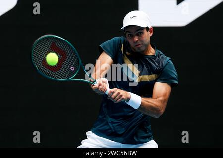 Melbourne, Victoria, Australien. Januar 2024. MELBOURNE, AUSTRALIEN – 14. JANUAR: Facundo Diaz Acosta aus Argentinien spielt Taylor Fritz aus den USA am Tag 1 der Australian Open 2024 im Melbourne Park am 14. Januar 2024 in Melbourne, Australien. (Kreditbild: © Chris Putnam/ZUMA Press Wire) NUR REDAKTIONELLE VERWENDUNG! Nicht für kommerzielle ZWECKE! Stockfoto