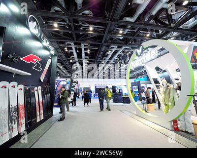 PEKING, CHINA - 14. JANUAR 2024 - Besucher besuchen die „ISPO Beijing 2024 Asia Sportswear and Fashion Exhibition“ im National Convention Center in Stockfoto