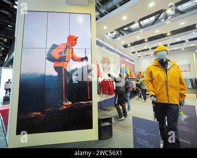 PEKING, CHINA - 14. JANUAR 2024 - Besucher besuchen die „ISPO Beijing 2024 Asia Sportswear and Fashion Exhibition“ im National Convention Center in Stockfoto