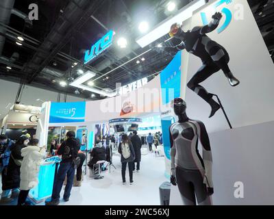 PEKING, CHINA - 14. JANUAR 2024 - Besucher besuchen die „ISPO Beijing 2024 Asia Sportswear and Fashion Exhibition“ im National Convention Center in Stockfoto