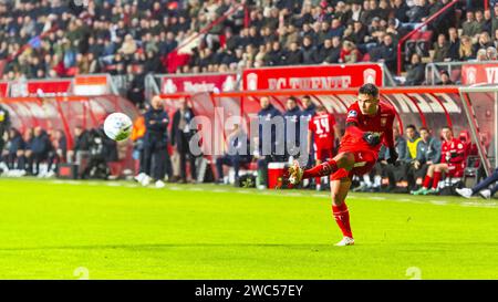 Enschede, Niederlande. Januar 2024. ENSCHEDE, Stadion Grolsch Veste, 13.01.2024, Saison 2023/2024, niederländischer Eredivisie Football während des Spiels Twente - AZ Credit: Pro Shots/Alamy Live News Stockfoto