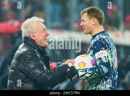 Manuel NEUER, Torhüter FCB 1 mit Sepp Maier, Legende und ehemaliger Torhüter im Spiel FC BAYERN MÜNCHEN - TSG 1899 HOFFENHEIM 3-0 am 12. Januar 2024 in München. Saison 2023/2024, 1.Bundesliga, FCB, München, Spieltag 16, 16.Spieltag © Peter Schatz / Alamy Live News - DFL-VORSCHRIFTEN VERBIETEN DIE VERWENDUNG VON FOTOGRAFIEN als BILDSEQUENZEN und/oder QUASI-VIDEO - Stockfoto