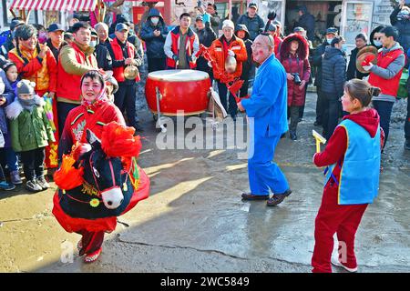 Yantai, China. Januar 2024. Volkskünstler führen lokale Bräuche auf, um das bevorstehende Frühlingsfest am 14. Januar 2024 auf dem Oriental Culture Market in Yantai, China, zu feiern. (Foto: Costfoto/NurPhoto) Credit: NurPhoto SRL/Alamy Live News Stockfoto