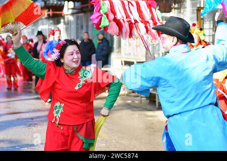 Yantai, China. Januar 2024. Volkskünstler führen lokale Bräuche auf, um das bevorstehende Frühlingsfest am 14. Januar 2024 auf dem Oriental Culture Market in Yantai, China, zu feiern. (Foto: Costfoto/NurPhoto) Credit: NurPhoto SRL/Alamy Live News Stockfoto