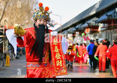 Yantai, China. Januar 2024. Volkskünstler führen lokale Bräuche auf, um das bevorstehende Frühlingsfest am 14. Januar 2024 auf dem Oriental Culture Market in Yantai, China, zu feiern. (Foto: Costfoto/NurPhoto) Credit: NurPhoto SRL/Alamy Live News Stockfoto