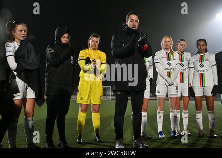 Die Spieler und Cheftrainer Jimmy Coenraets von OHL feierten am 13. Spieltag der Saison 2023 - 2024 der belgischen Lotto Womens Super League am Samstag den 13 . Januar 2024 in Oud Heverlee ein Frauenfußballspiel zwischen Oud Heverlee Leuven und KV Mechelen . Belgien . FOTO SPORTPIX | David Catry Stockfoto