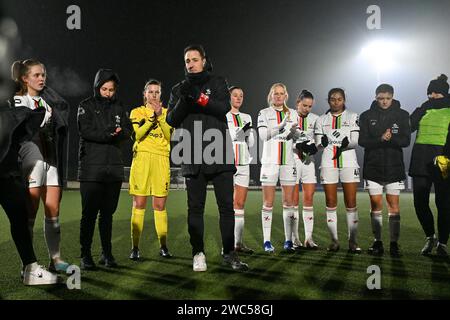 Die Spieler und Cheftrainer Jimmy Coenraets von OHL feierten am 13. Spieltag der Saison 2023 - 2024 der belgischen Lotto Womens Super League am Samstag den 13 . Januar 2024 in Oud Heverlee ein Frauenfußballspiel zwischen Oud Heverlee Leuven und KV Mechelen . Belgien . FOTO SPORTPIX | David Catry Stockfoto