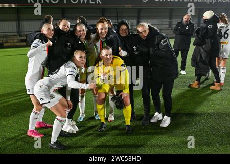 Die Spieler von OHL feierten am 13 . Spieltag der Saison 2023 - 2024 der belgischen Lotto Womens Super League am Samstag, den 13 . Januar 2024 , ein Frauenfußballspiel zwischen Oud Heverlee Leuven und KV Mechelen . FOTO SPORTPIX | David Catry Stockfoto