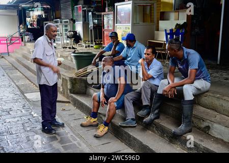 Port Louis, Mauritius - 25. Oktober 2023: Arbeiter machen eine Pause auf dem Zentralmarkt. Stockfoto