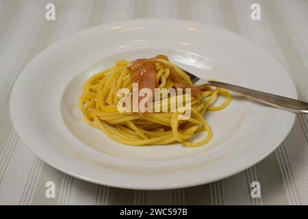 Spaghetti alla Bottarga di Muggine italienische Nudelnudeln mit Fischrogen aus Sardinien Stockfoto