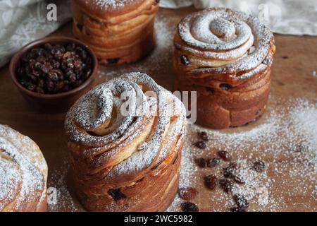 Frohe ostern. Traditionelle Osterkuchen, hausgemachte Kraffins mit Rosinen, kandiertes Obst. Selektiver Fokus. Nahaufnahme von hausgemachtem Cruffin. Hölzerne Backgrou Stockfoto