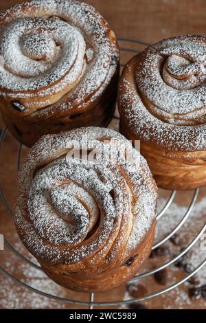 Frohe ostern. Traditionelle Osterkuchen, hausgemachte Kraffins mit Rosinen, kandiertes Obst. Selektiver Fokus. Nahaufnahme von hausgemachtem Cruffin. Hölzerne Backgrou Stockfoto