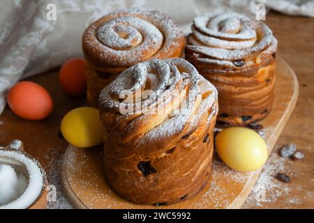 Osterkuchen Kraffins mit Rosinen, kandierten Früchten, bestreut mit Puderzucker. Nahaufnahme von hausgemachtem Kuchen. Cruffin. Ostereier Stockfoto