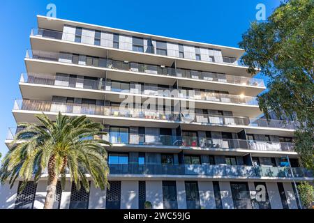 Neue Apartmentgebäude mit Rundumbalkonen in Barcelona, Spanien Stockfoto