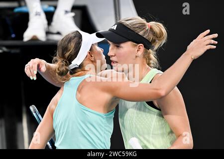 Melbourne, Australien. Januar 2024. CAROLINE WOZNIACKI aus Dänemark besiegte am ersten Tag der Australian Open 2024 in Melbourne die 20. Seed MAGDA LINETTE aus Polen in der Margaret Court Arena. Sydney Low/Cal Sport Media/Alamy Live News Stockfoto