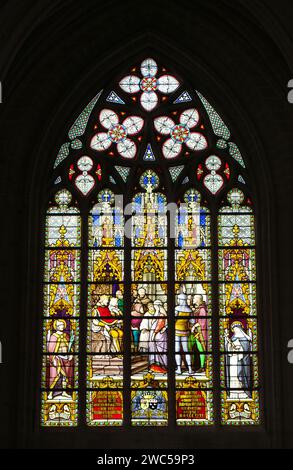 Gotischer Lichtteppich: Buntglas der Nikolaikirche, Gent Stockfoto