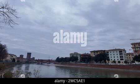 Italien, Verona 14.01.2024 Verona ist eine Stadt in der Region Venedig in Norditalien. Die Altstadt liegt an einer Kurve der Etsch Stockfoto