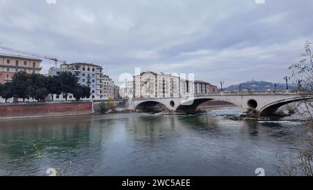 Italien, Verona 14.01.2024 Verona ist eine Stadt in der Region Venedig in Norditalien. Die Altstadt liegt an einer Kurve der Etsch Stockfoto