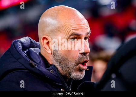 EINDHOVEN, NIEDERLANDE - 13. JANUAR: Cheftrainer Peter Bosz (PSV) sieht beim Eredivisie-Spiel von PSV Eindhoven und SBV Excelsior in der Philips St. Stockfoto