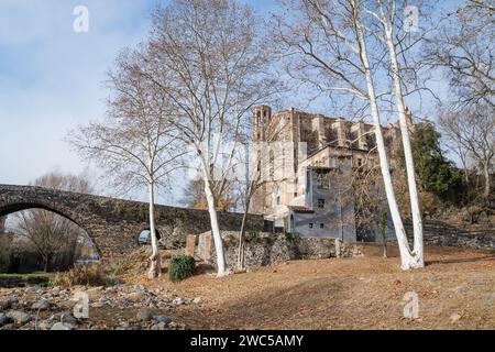 Mittelalterliche Brücke und Kirche Sant Joan Baptista, Sant Joan les Fonts, Garrotxa, Katalonien, Spanien Stockfoto