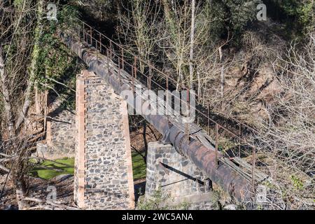 Brücke für eine alte Wasserleitung mit einem Fußweg oben, Sant Joan les Fonts, Garrotxa, Katalonien, Spanien Stockfoto