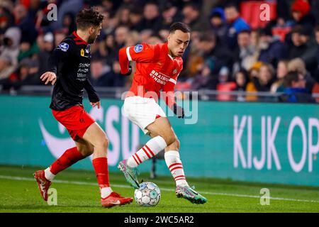 EINDHOVEN, NIEDERLANDE - 13. JANUAR: Lazaros Lamprou (Excelsior Rotterdam) und Sergino Dest (PSV) kämpfen um den Ball während des Eredivisie-Spiels von P Stockfoto