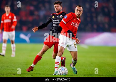 EINDHOVEN, NIEDERLANDE - 13. JANUAR: Lazaros Lamprou (Excelsior Rotterdam) und Sergino Dest (PSV) kämpfen um den Ball während des Eredivisie-Spiels Stockfoto