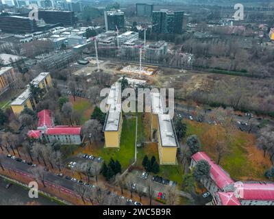 Luftaufnahmen in der Stadt. Italienischer Stadtblick von einer Drohne Sonnenuntergang bei bewölktem Wetter, Blick von einer Drohne auf die Stadt San Donato Milanese, Mailand Stockfoto