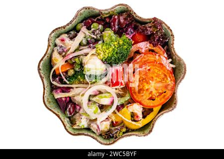 Blick von oben auf gesunden Hühnerfleischsalat mit Krabbenstab, rotem Salat, Tomaten, Chili, Zwiebeln, rote Bohnen, Brokkoli, Karotten, grüner und roter Apfel Stockfoto
