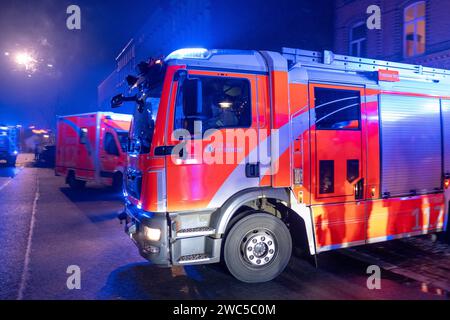 Löschfahrzeug der Berliner Feuerwehr verlässt wenige Minuten nach Mitternacht die Feuerwache 1300 in Berlin-Prenzlauer Berg, um zu einem Einsatz in der Silvesternacht auszurücken. / Wenige Minuten nach Mitternacht verlässt ein Feuerwehrauto der Berliner Feuerwehr die Feuerwehr 1300 in Berlin-Prenzlauer Berg, um auf einen Neujahrsruf zu reagieren. Neujahrsnacht bei der Berliner Feuerwehr *** Feuerwehrauto der Berliner Feuerwehr verlässt wenige Minuten nach Mitternacht die Feuerwehr 1300 in Berlin Prenzlauer Berg, um auf einen Silvesterruf bei der Berliner Feuerwehrstelle zu reagieren Stockfoto