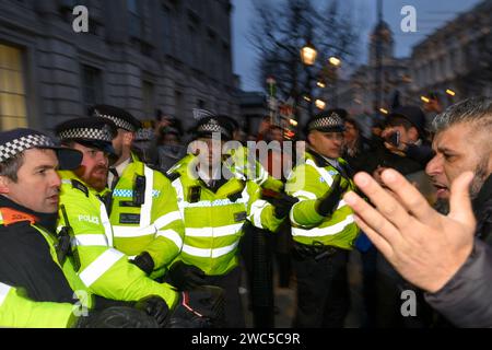 Pro-palästinensischer Demonstrant in einer Konfrontation mit der Polizei am Ende eines marsches und einer Kundgebung, die für einen Waffenstillstand der andauernden Militäroffensive von aufruft Stockfoto