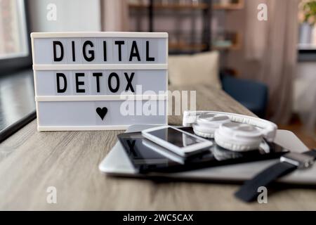 Gadgets und digitale Entgiftung Worte auf Leuchtkasten Stockfoto