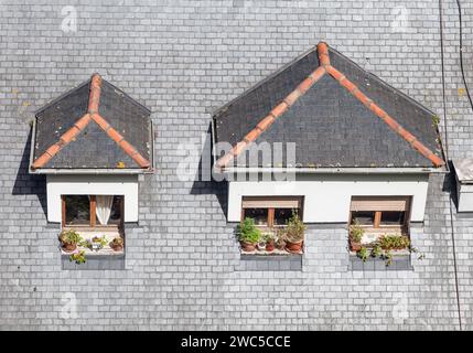 Dormer Fenster auf dem Dach eines Gebäudes, Blick von oben Stockfoto