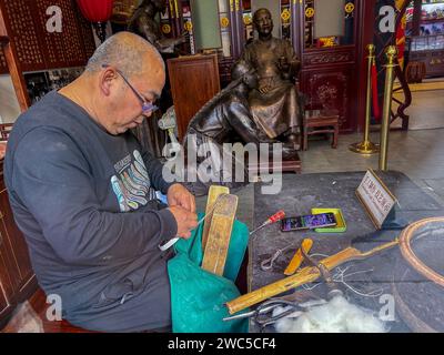 Peking, China, Porträt, Chinesischer Mann, der in einem traditionellen Schuhladen arbeitet, Demonstration von handgemachtem Kunsthandwerk, Qianmen-Viertel, lokaler Händler Stockfoto