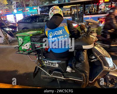 Peking, China, Leute arbeiten, Chinesische junge Männer, sitzen auf Motorrad, warten von hinten, Nahrungsmittellieferungen, Straßenszene, chinesische Arbeiter, Stockfoto